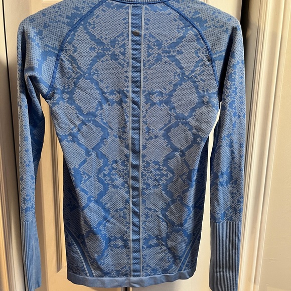(2/$60) Lululemon Blue Patterned Women's Top - Picture 2 of 3